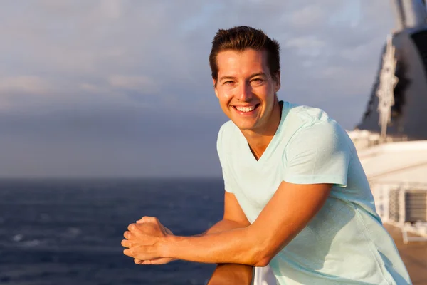 Boldog fiatal férfi élvezi cruise — Stock Fotó