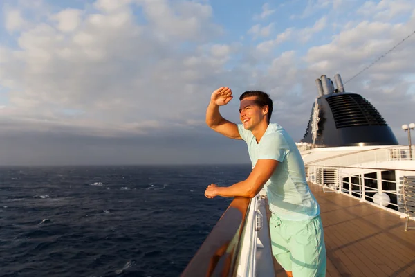 Gelukkig jonge man genieten van cruise — Stockfoto