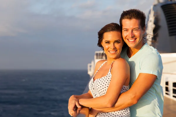 Casal em navio de cruzeiro — Fotografia de Stock