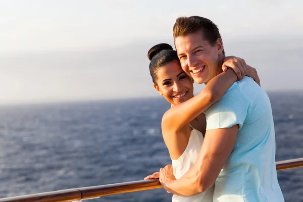 Jong (echt) paar op cruise — Stockfoto