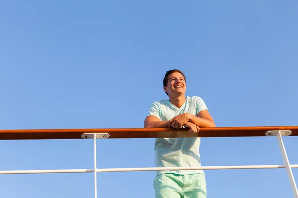 Uomo che distoglie lo sguardo sulla nave da crociera — Foto Stock