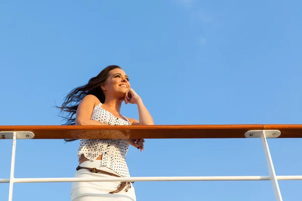 Frau genießt Sonnenuntergang auf Schiff — Stockfoto