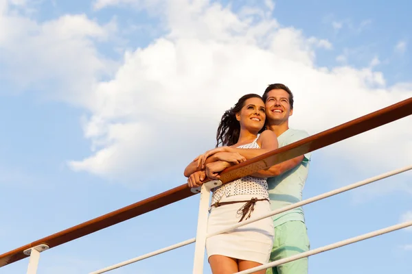 Человек с девушкой на круизном лайнере — стоковое фото