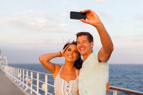 Couple taking photo of themselves — Stock Photo, Image