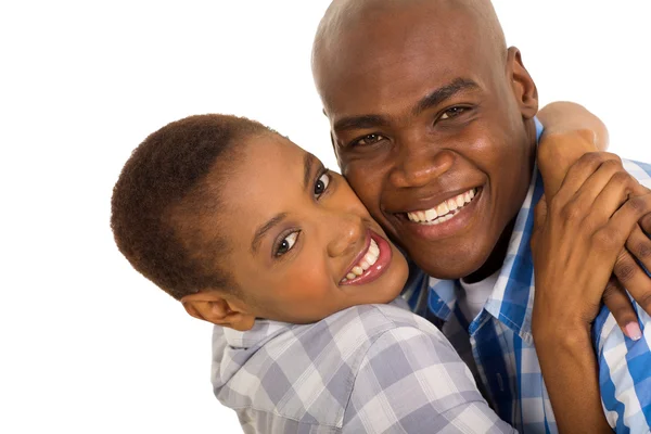 アフリカ系アメリカ人のカップルを抱いて — ストック写真