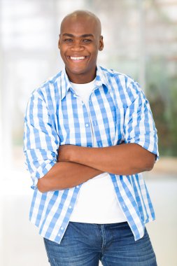 Kolları çapraz adam