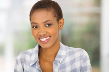 Kameraya bakan kadın.