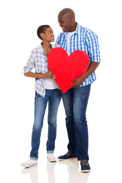 Casal segurando símbolo coração vermelho — Fotografia de Stock