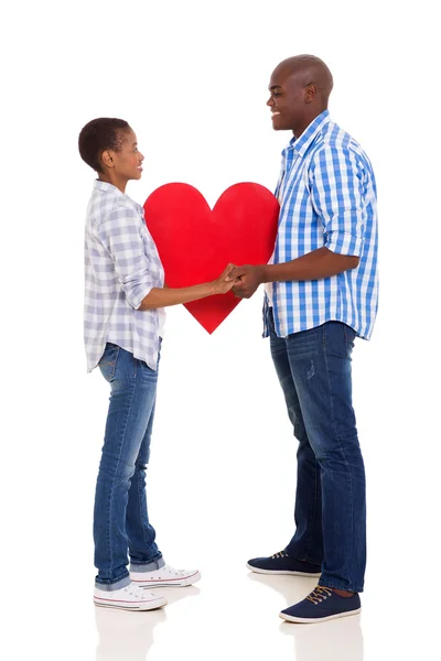Paret håller papper hjärtsymbolen — Stockfoto