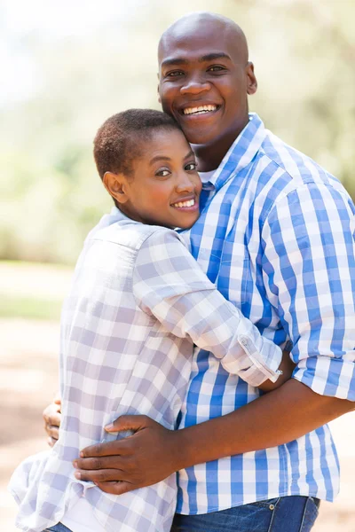 Afro americano casal ao ar livre — Fotografia de Stock