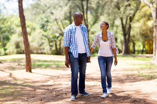 Afrikanisches Paar genießt Spaziergang — Stockfoto