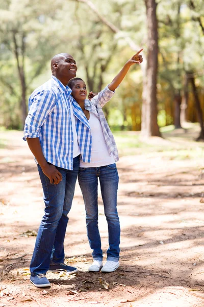 Casal relaxante ao ar livre — Fotografia de Stock