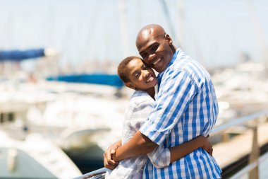 Genç çift limandaki siyah