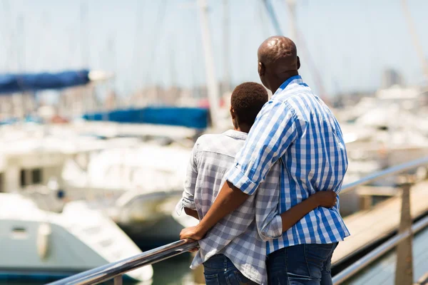 Pareja africana en el puerto — Foto de Stock