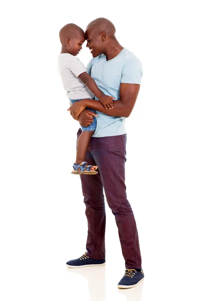 Чоловік носить свого маленького хлопчика — стокове фото