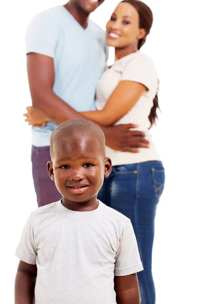 Garçon debout devant les parents — Photo