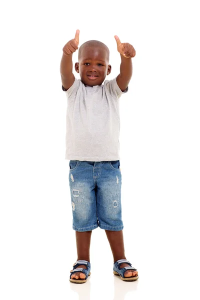 Хлопчик показує два великі пальці вгору — стокове фото