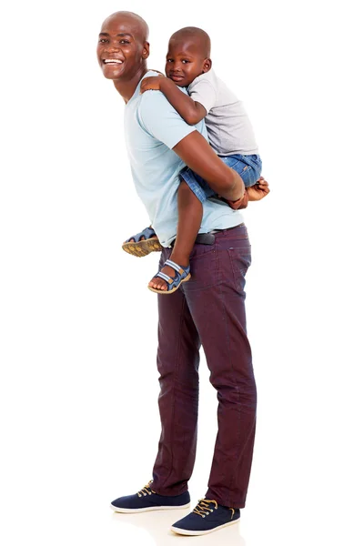 Fadern ger son piggyback ride — Stockfoto