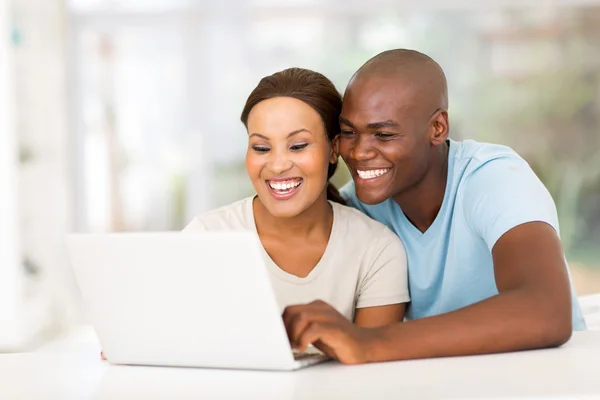 Couple using laptop computer — Stock Photo, Image
