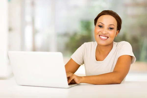 Woman with laptop computer — Stock Photo, Image