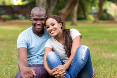 Parkta oturan çift.