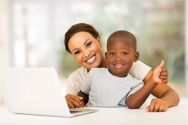 Kleine jongen duim opgevend — Stockfoto