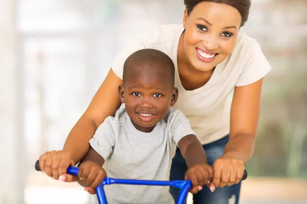 Moeder onderwijs zoon — Stockfoto