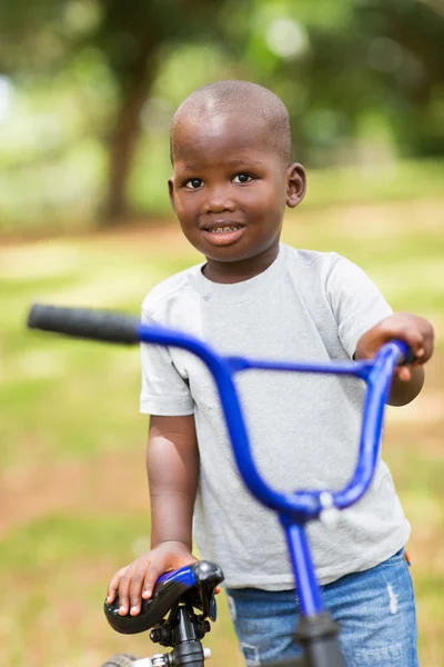 Мальчик на велосипеде на улице — стоковое фото