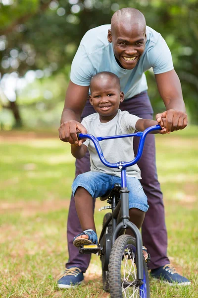 Vader helpt zoon — Stockfoto