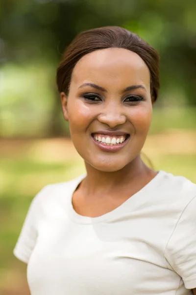 Joven mujer africana sonriendo —  Fotos de Stock