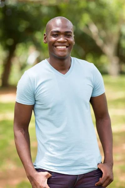 Afrikaanse man die lacht buitenshuis — Stockfoto