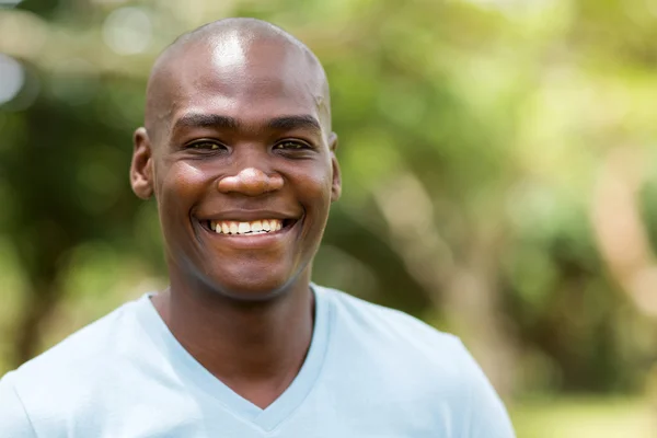 Hombre americano sonriendo al aire libre — Foto de Stock