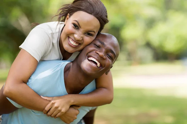 Pareja piggybacking al aire libre —  Fotos de Stock