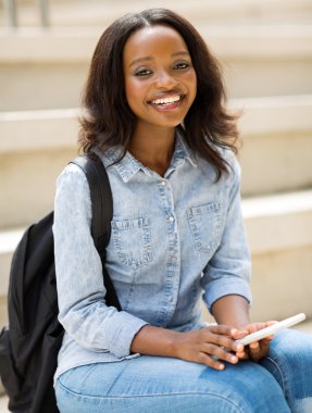 Öğrenci holding cep telefonu