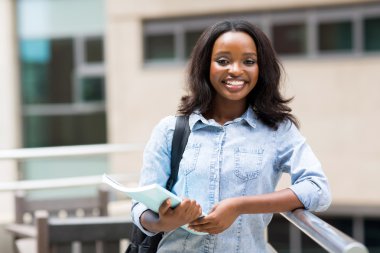 bir kitap holding öğrenci