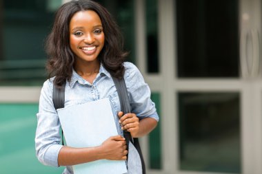 Öğrenci holding kitaplar