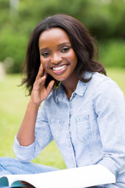 Öğrenci kitap okuyor.