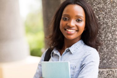 Kampüste gülümseyen öğrenci