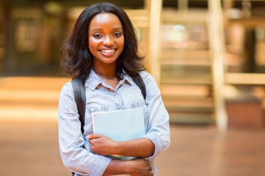 Öğrenci holding kitaplar