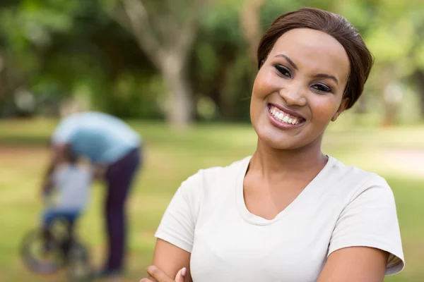 Afrikanerin stehend — Stockfoto