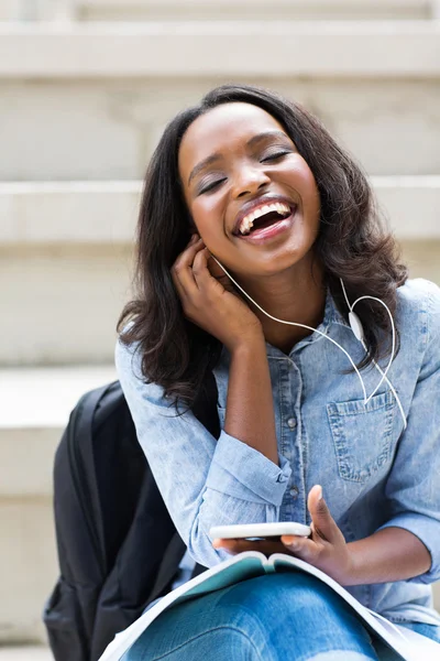 Étudiant écoutant de la musique — Photo