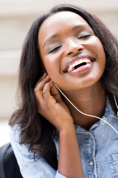 Student listening to music — Stock Photo, Image