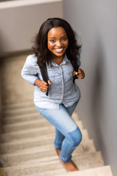 Girl walking up the stairs — Stock Photo, Image