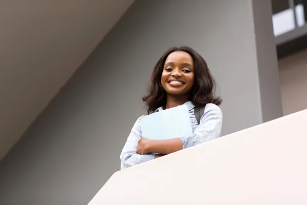 Estudiante sonriente en el campus — Foto de Stock