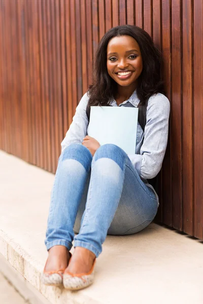 Menina sorridente no campus — Fotografia de Stock