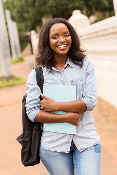 Estudiante sosteniendo un libro —  Fotos de Stock