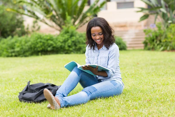 Estudiante universitario leyendo —  Fotos de Stock