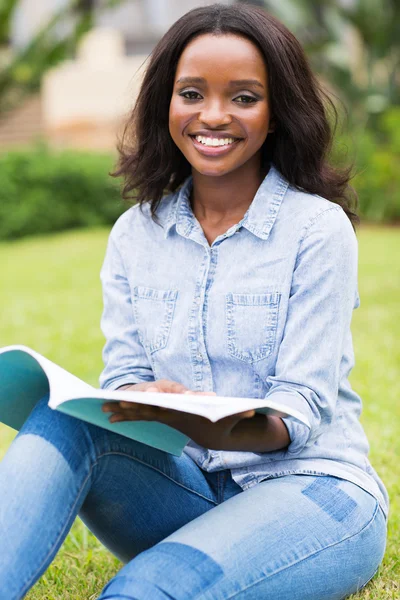 Estudante relaxante ao ar livre — Fotografia de Stock