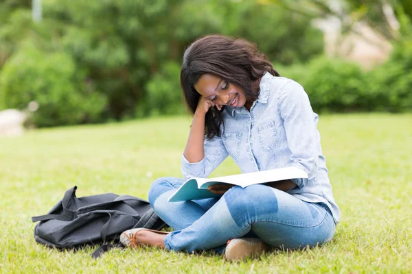 Studente universitario studiare — Foto Stock