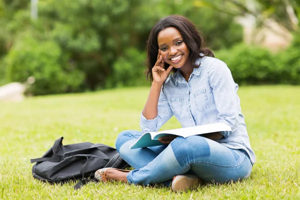 Girl sitting on grass — Stock Photo, Image